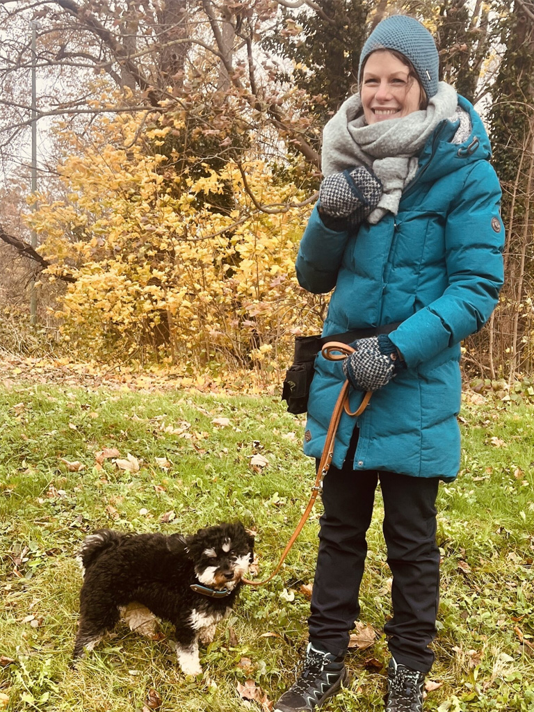 Sonja mit ihrer Hündin Mona nach dem erfolgreichen Hundetraining bei Kerstin Bahlert in Düren
