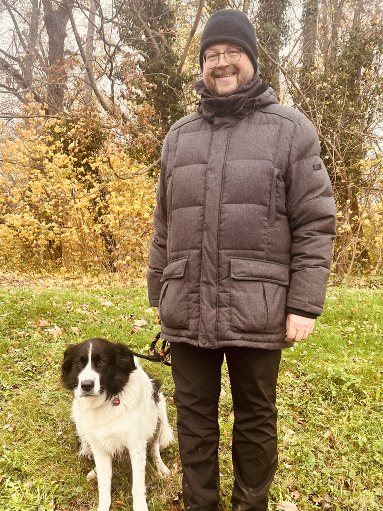 Udo Kasper mit seinem Hund Pumba nach dem erfolgreichen Hundetraining bei Kerstin Bahlert in Düren