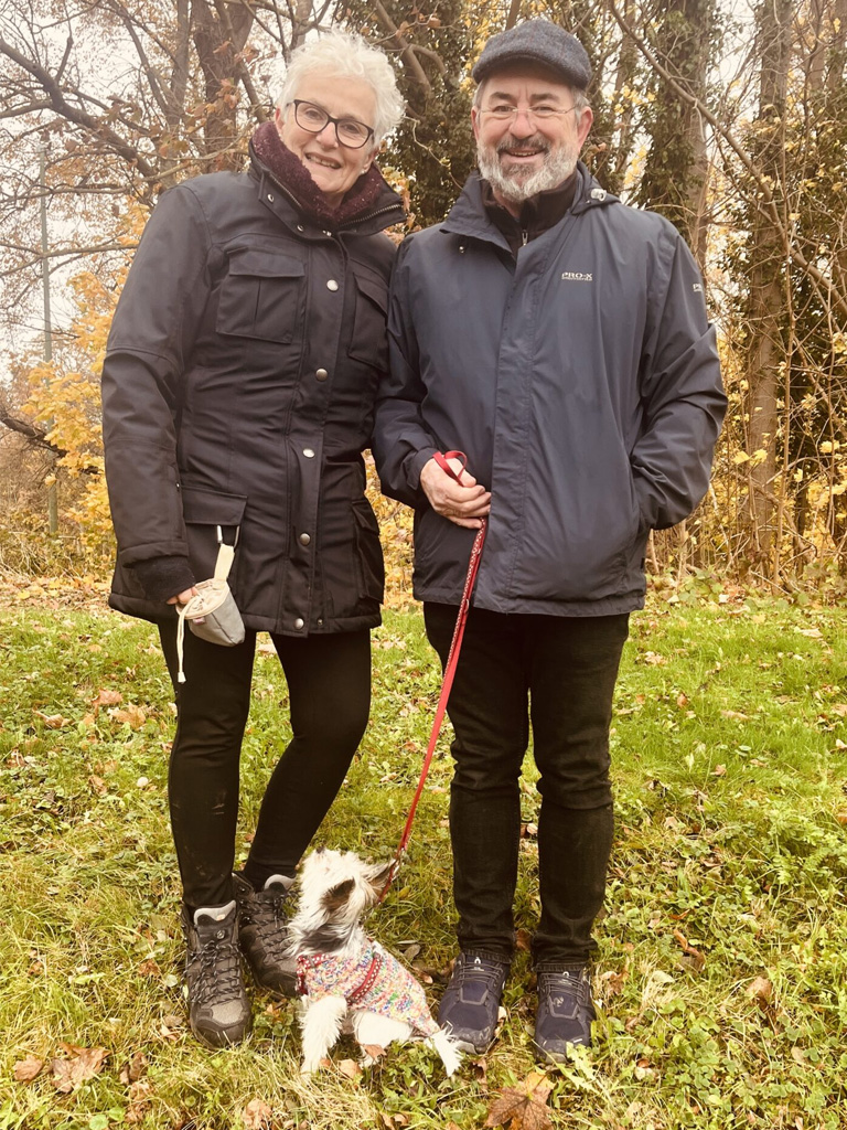 Ellen und Franz Zirfass mit ihrer Hündin Lady nach dem erfolgreichen Hundetraining bei Kerstin Bahlert